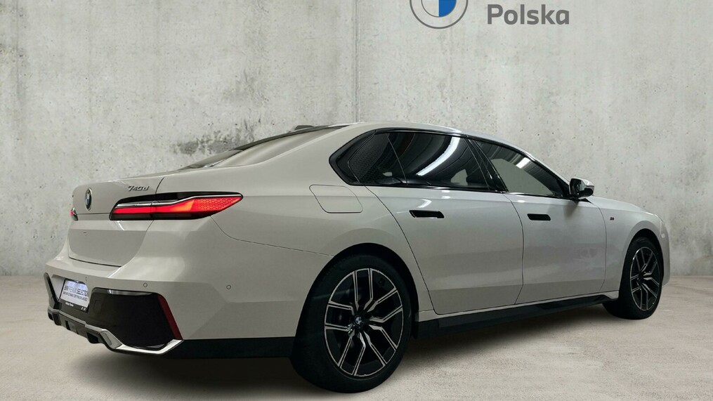 BMW Serii 7, 740