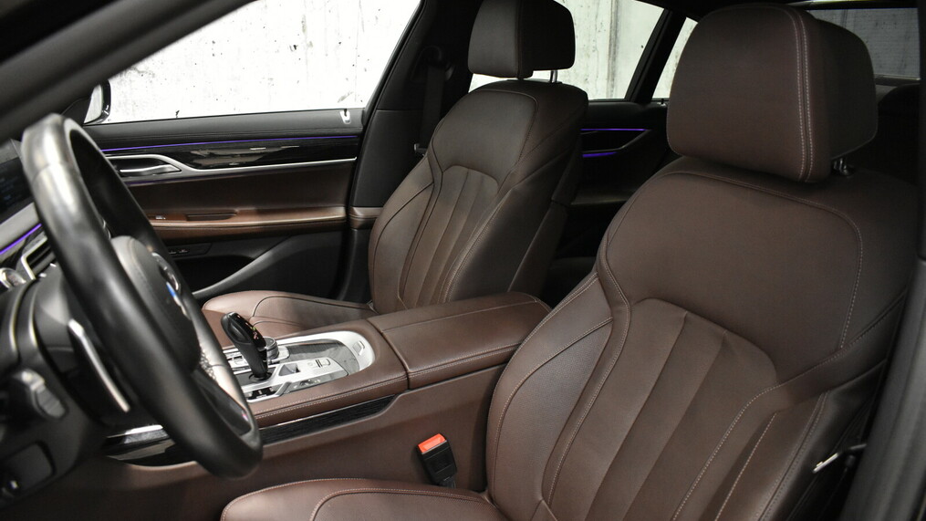 BMW Serii 7, 730