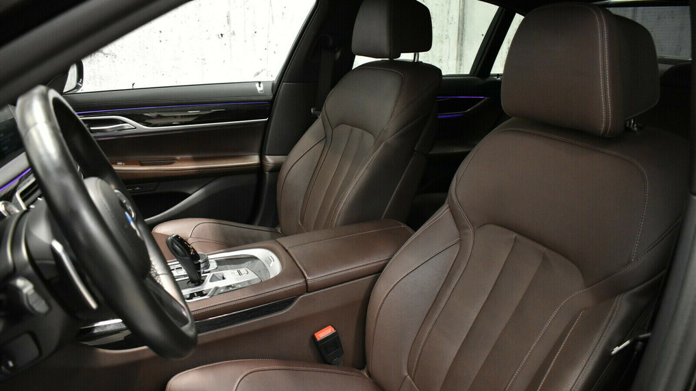BMW Seria 7, 730
