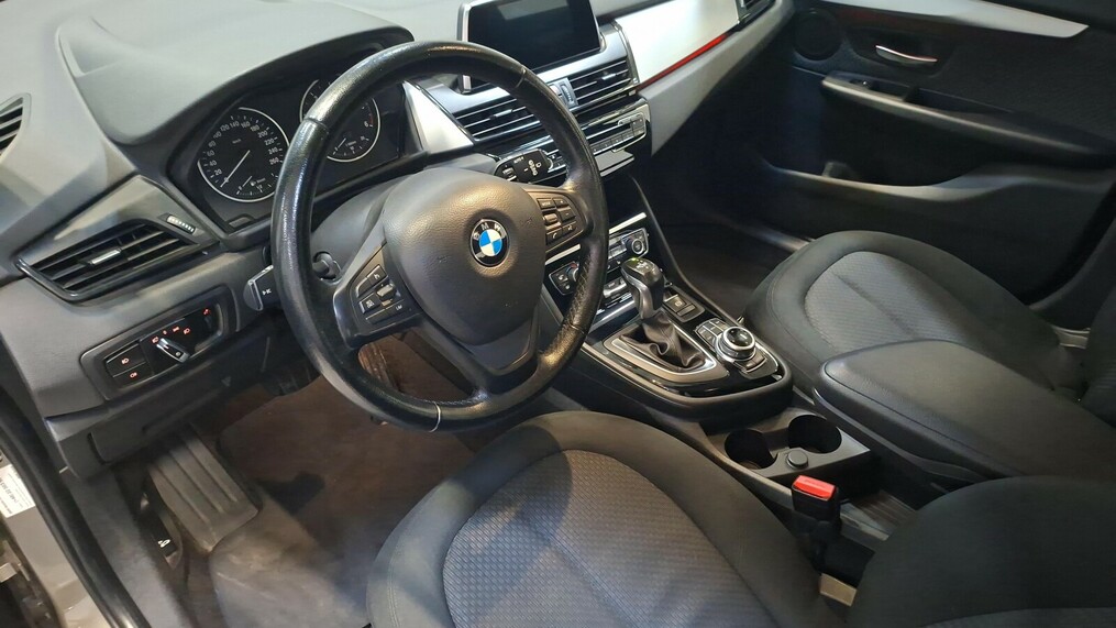 BMW Serii 2, 218