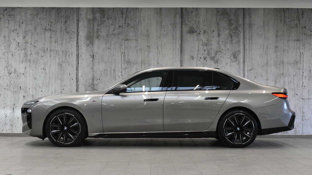 BMW Serii 7, 740