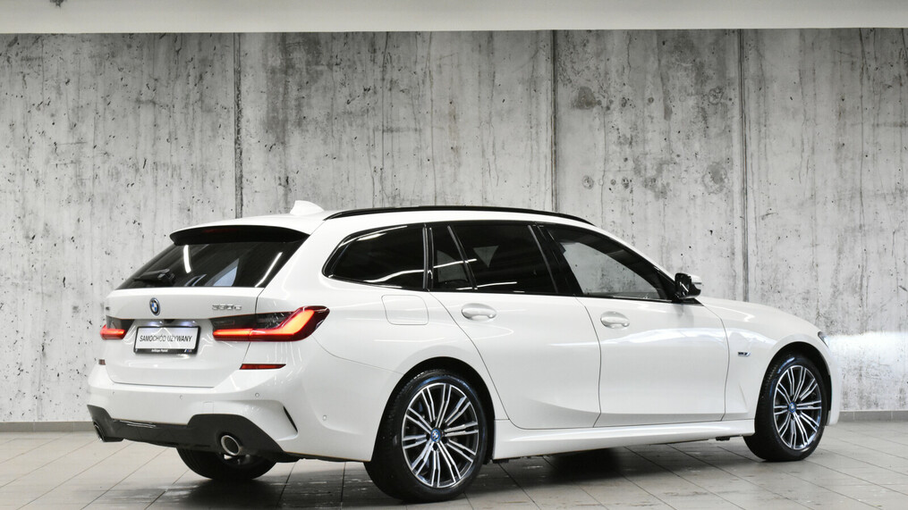 BMW Seria 3, 330