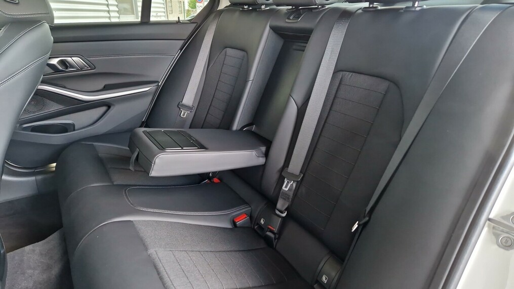 BMW Serii 3, 330