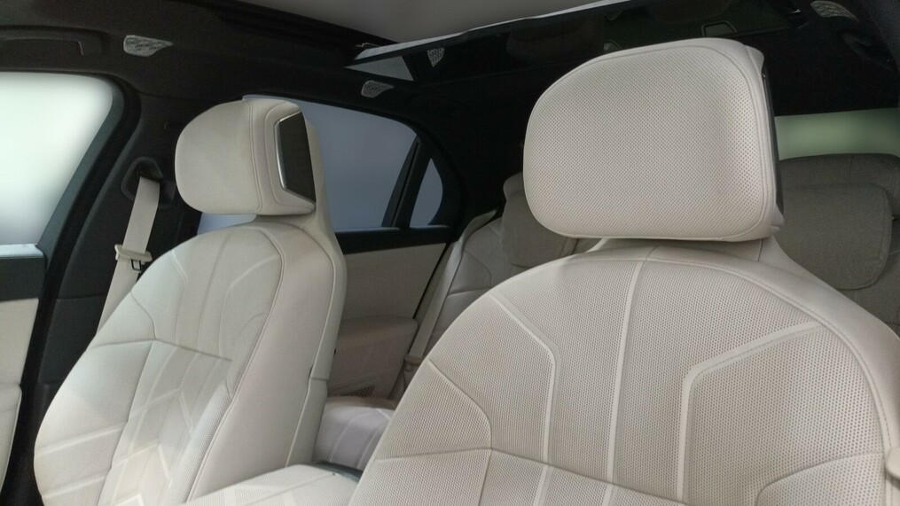 BMW Serii 7, 750