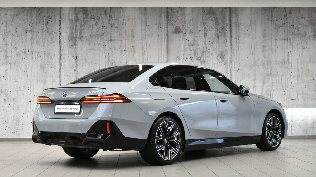 BMW Serii 5, 530