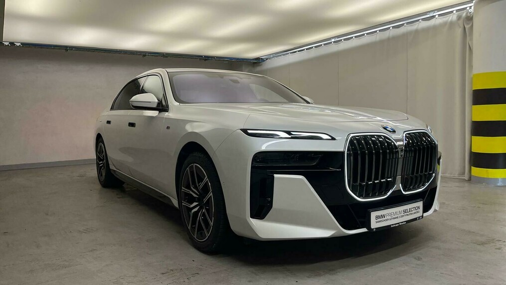 BMW Serii 7, 740