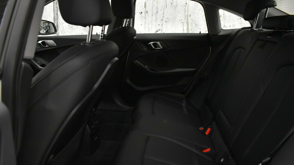 BMW Seria 2, 218