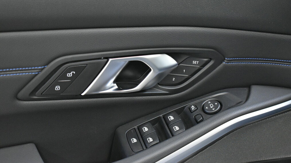 BMW Seria 3, 330