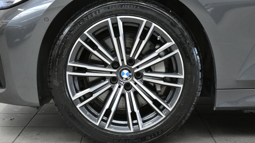 BMW Serii 3, 330