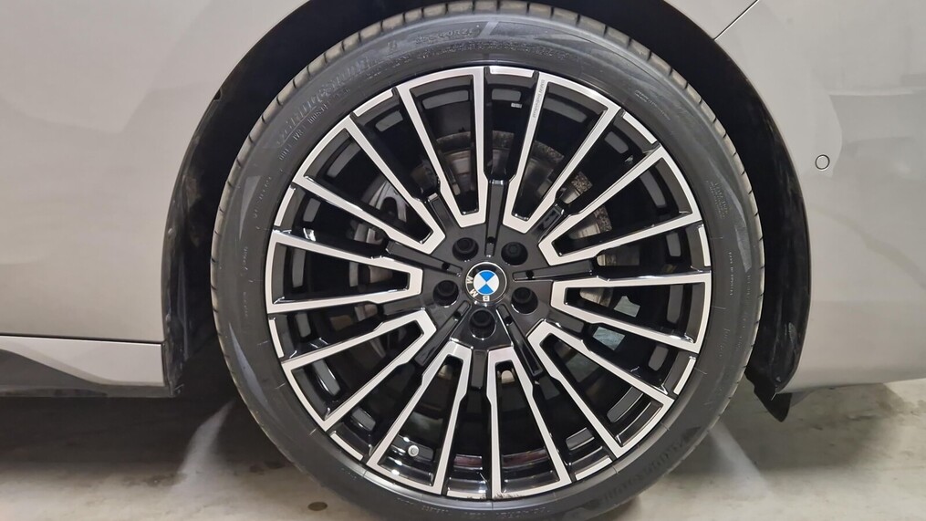 BMW Serii 7, 740