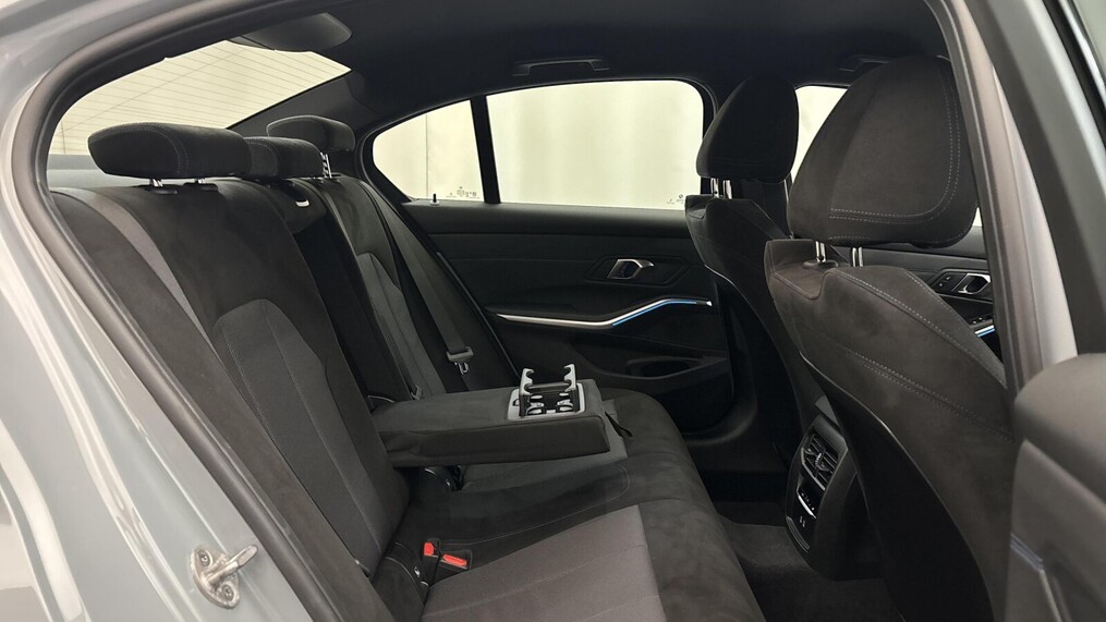 BMW Serii 3, 330