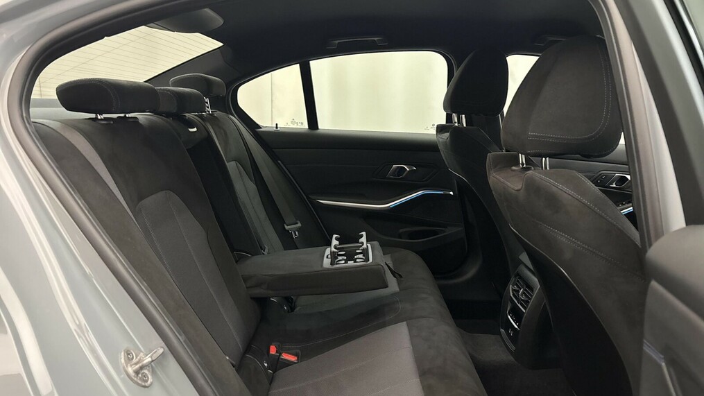BMW Serii 3, 330