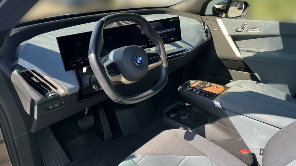 BMW iX