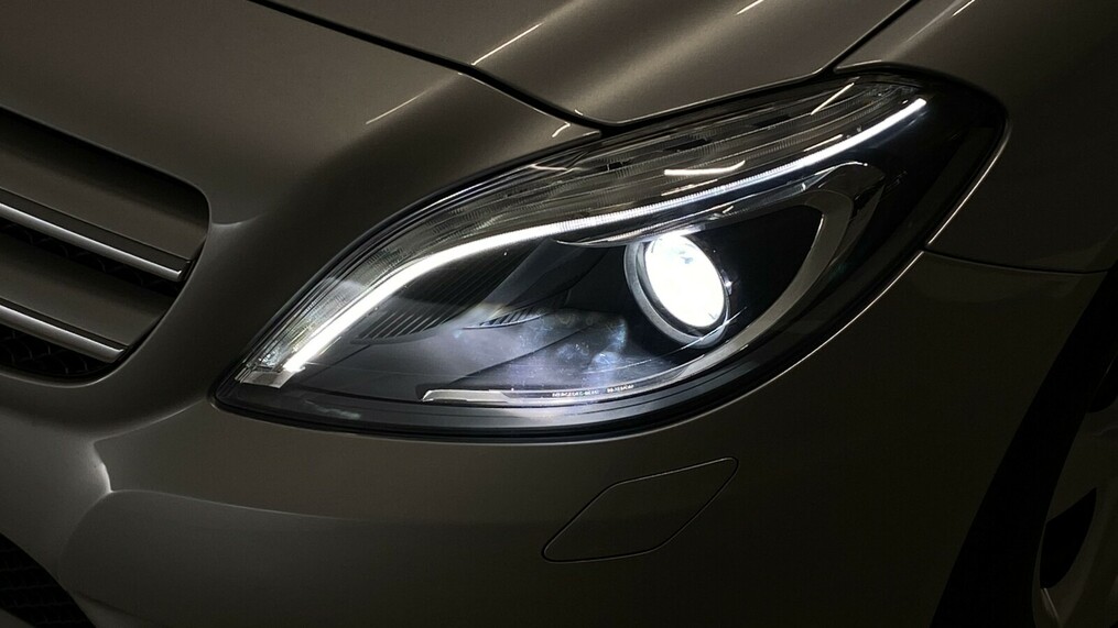 Mercedes-Benz B 180