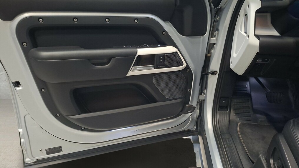 Land Rover Defender 110