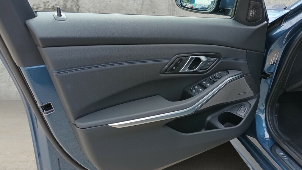 BMW Serii 3, 330