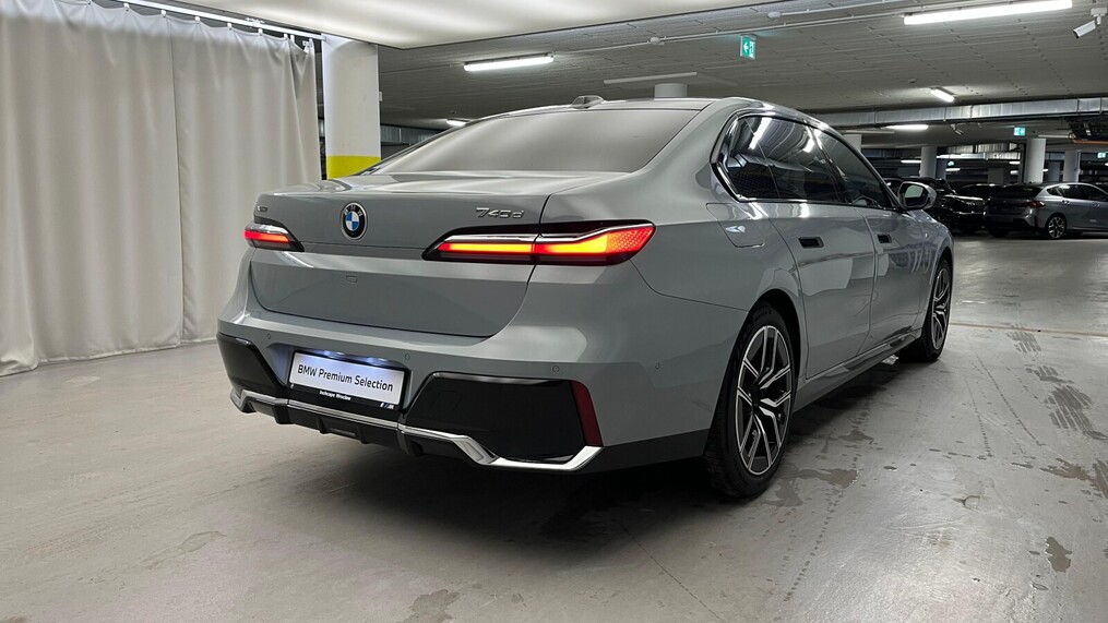BMW Serii 7, 740