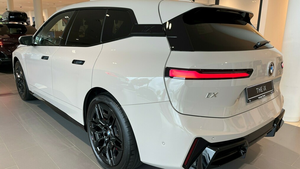 BMW iX