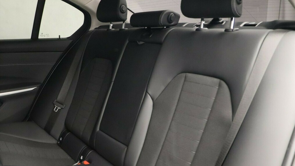 BMW Seria 3, 330