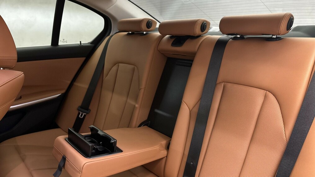 BMW Serii 3, 330