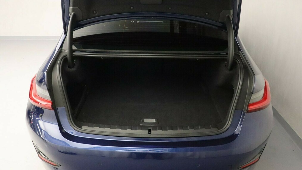 BMW Seria 3, 330