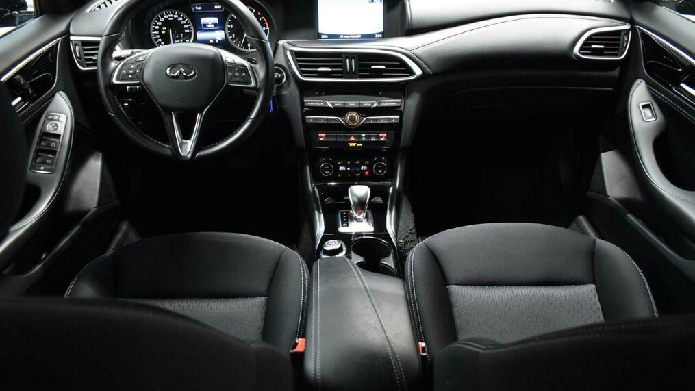 Infiniti Q30