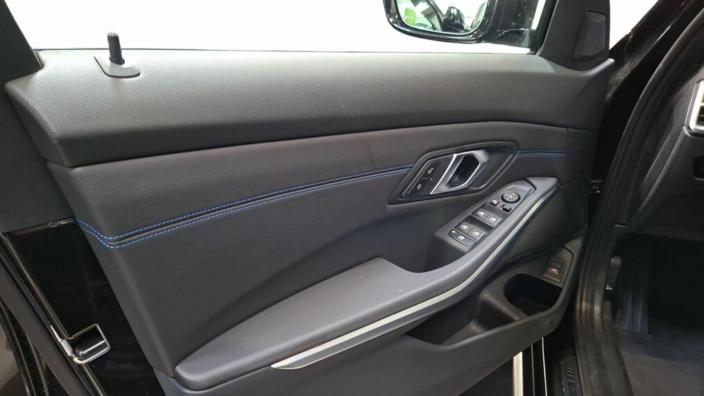 BMW Serii 3, 330