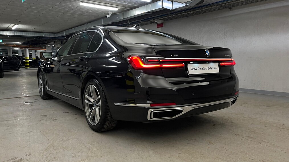 BMW Serii 7, 730