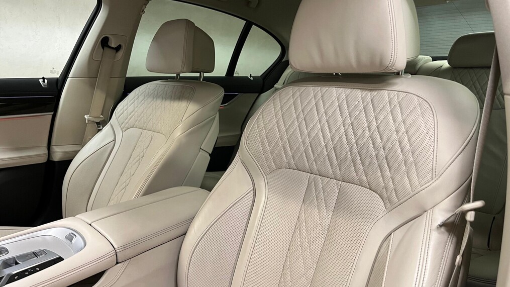 BMW Serii 7, 730