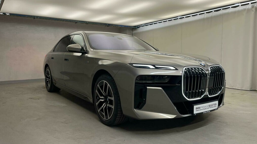 BMW Serii 7, 740