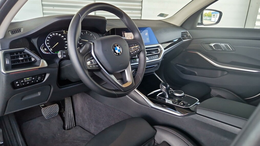 BMW Serii 3, 330