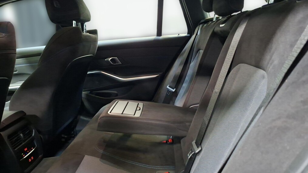 BMW Serii 3, 330