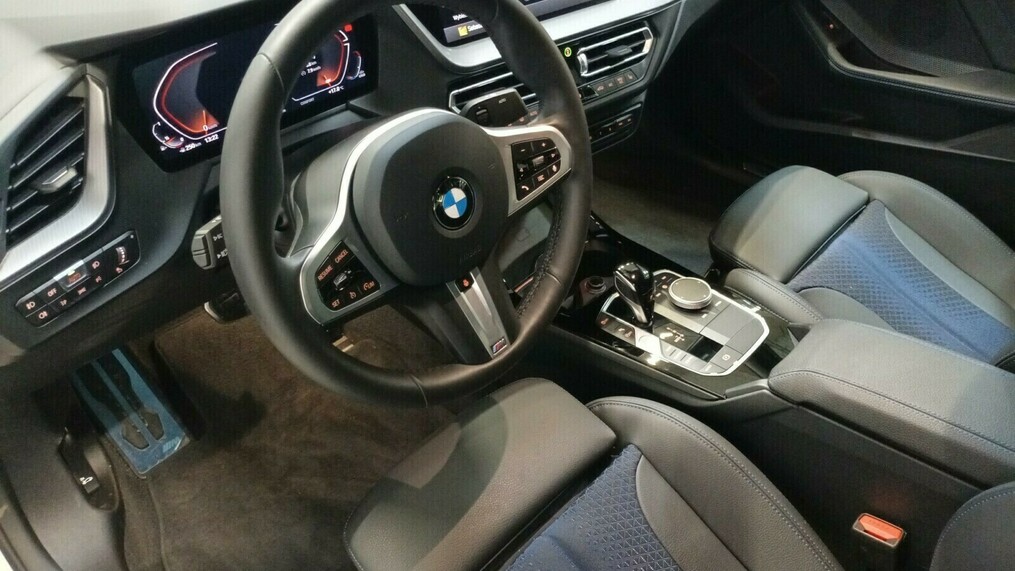BMW Serii 2, 218