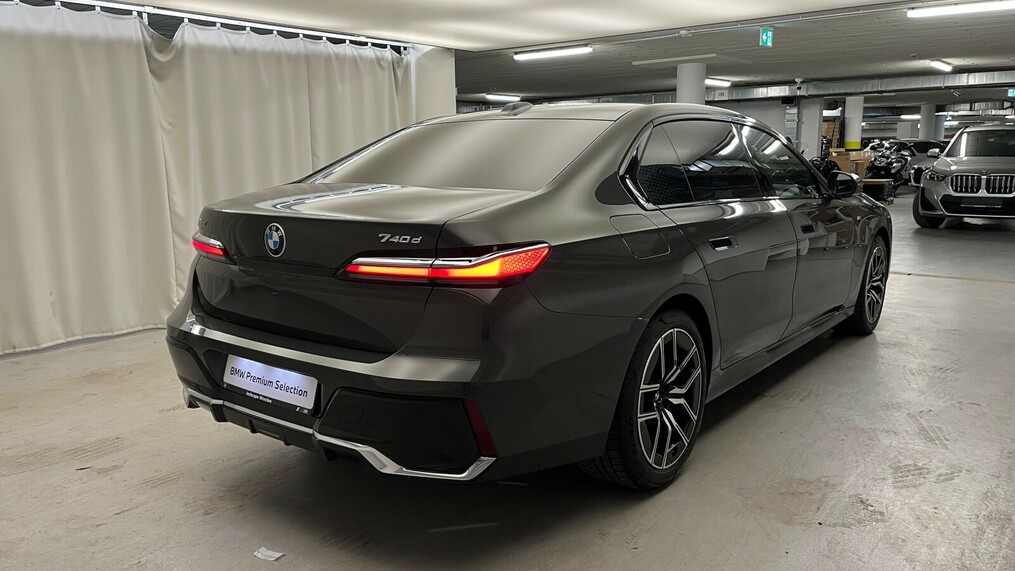 BMW Serii 7, 740