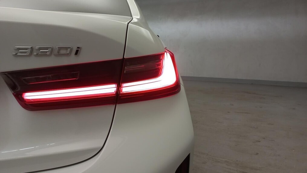 BMW Serii 3, 330
