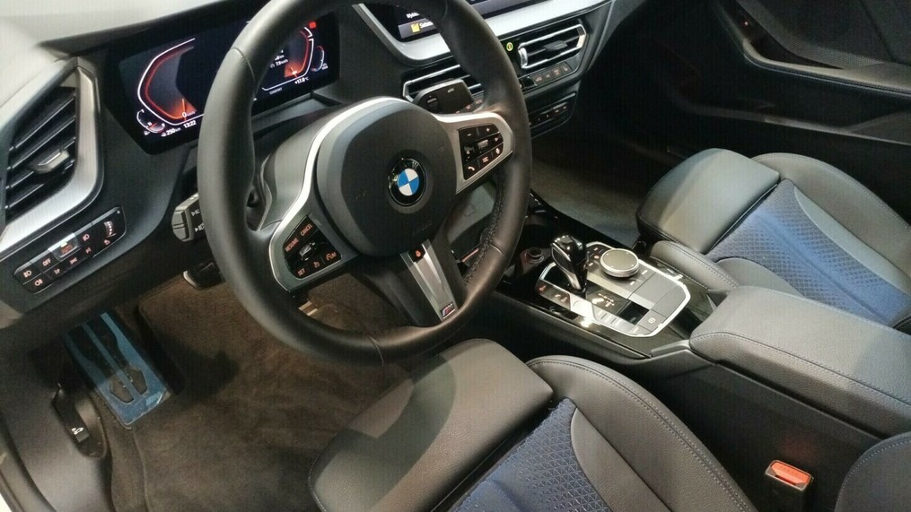 BMW Serii 2, 218
