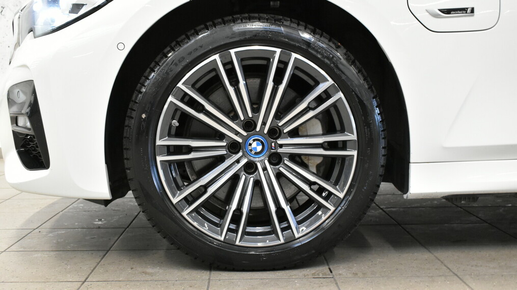 BMW Seria 3, 330