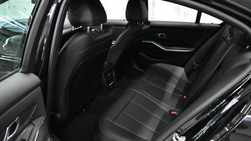 BMW Serii 3, 330