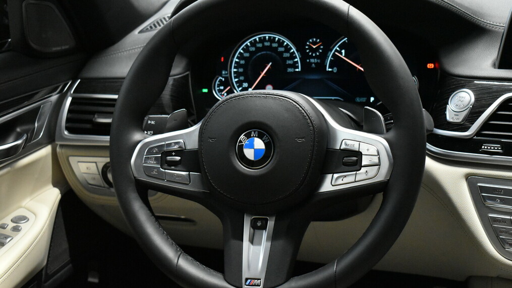 BMW Serii 7, 740