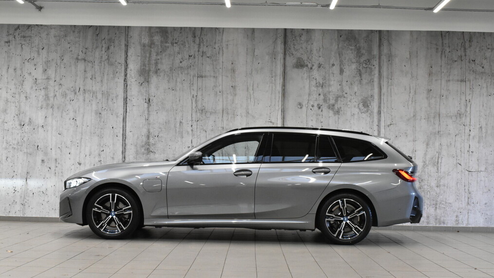BMW Serii 3, 330