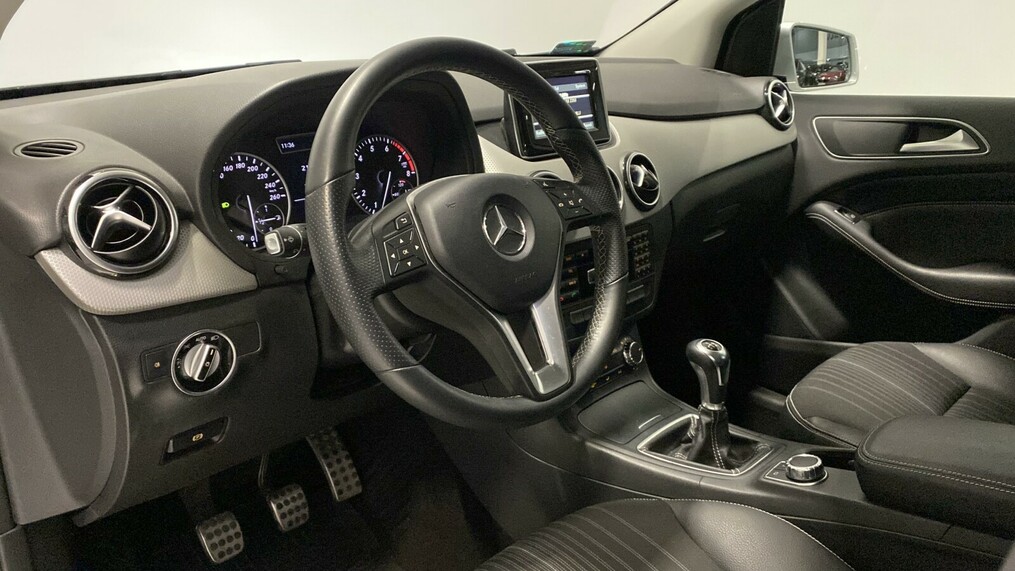 Mercedes-Benz B 180