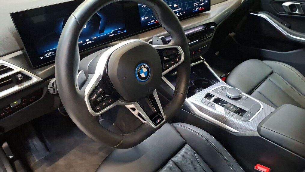 BMW Serii 3, 330