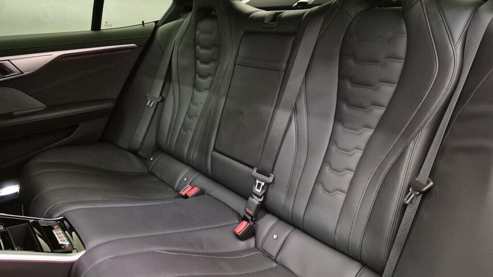 BMW Serii 8, 850