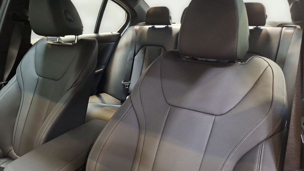 BMW Serii 3, 330
