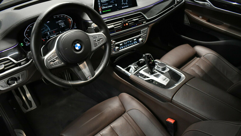 BMW Serii 7, 730