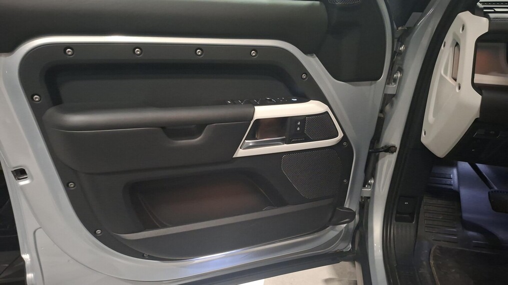 Land Rover Defender 110