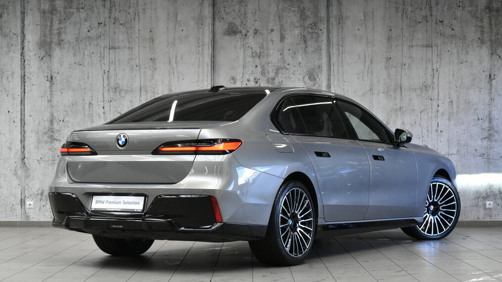 BMW Serii 7, 740