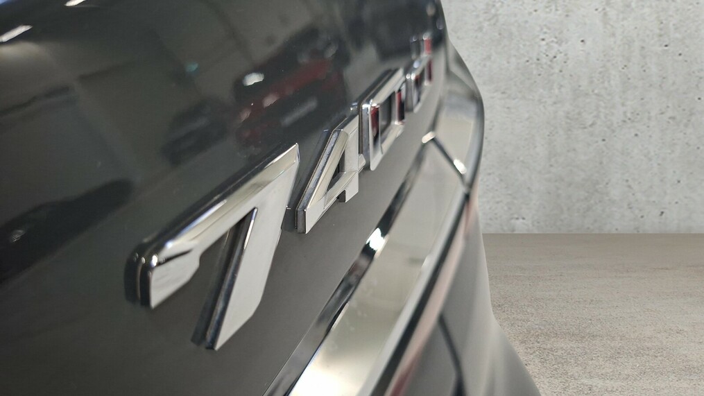 BMW Serii 7, 740