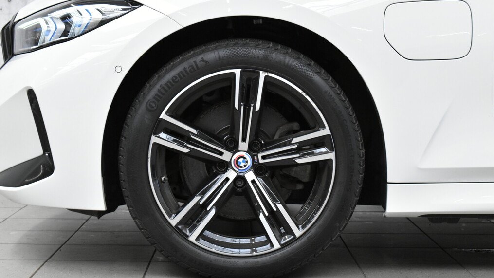 BMW Serii 3, 330