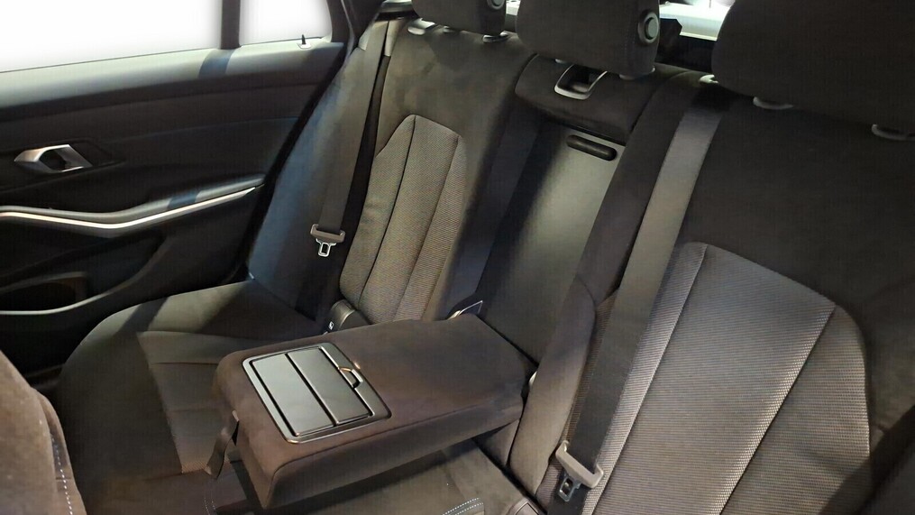 BMW Serii 3, 330